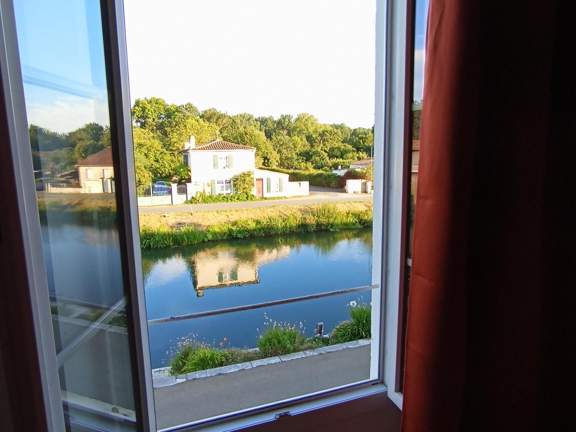 Au Bord De L'Eau Coulon Apartment Bagian luar foto
